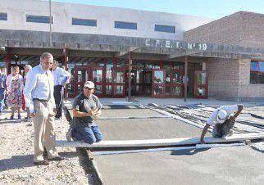Sapag recorri� escuelas y destac� la inversi�n en materia de educaci�n 