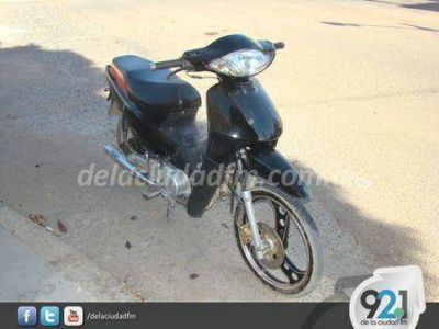 Un motociclista se accident� al caer de su rodado
