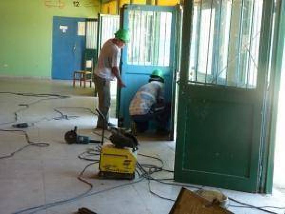 Refaccionan la escuela del barrio G�iraldes que sufri� acto vand�lico