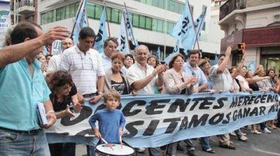 Gobierno propuso 26% a docentes, lo que lleva al maestro de grado inicial a $ 4.125