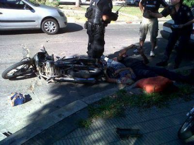Dos motociclistas heridos: terrible accidente en el barrio La Loma de La Plata 	  