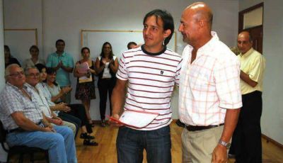 Autoridades municipales entregaron microcr�ditos para la producci�n
