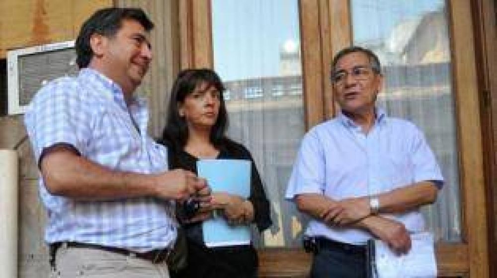 A d�as del inicio de clases, docentes esperan una oferta salarial del PE