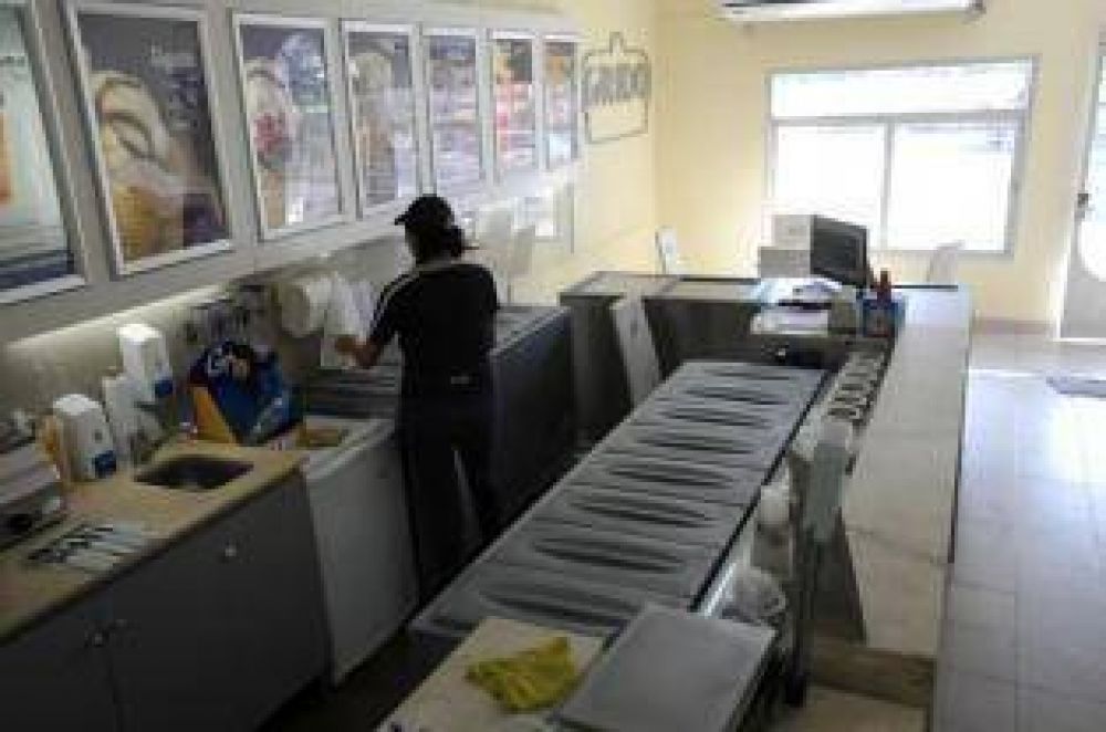 Robaron en locales de "Grido" y se llevaron plata, celulares y helados