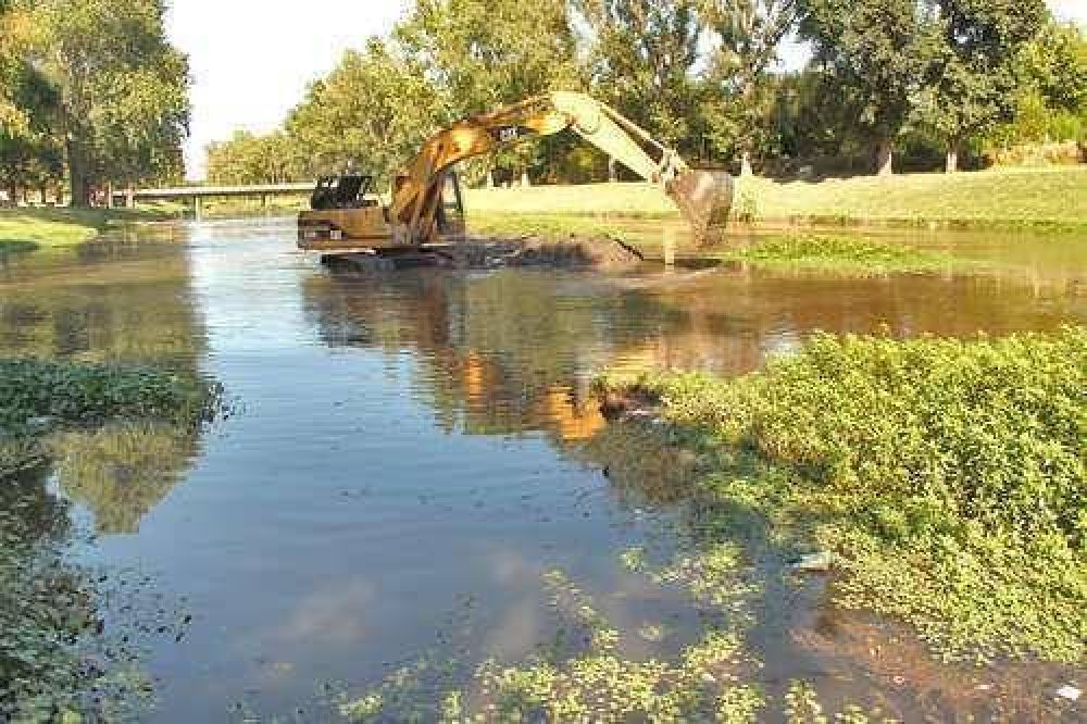 SE REMOVIERON SEDIMENTOS ACUMULADOS EN EL ARROYO