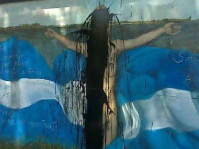 Arrojan pintura negra a una de las obras de la medianera del club Universitario