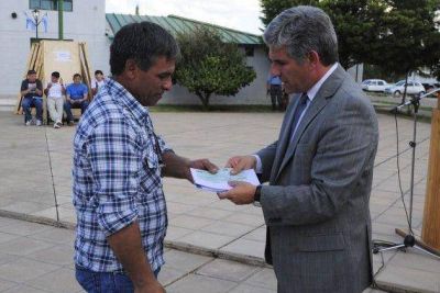 Poggi entreg� el primer pago a los internos que construyen puertas y ventanas para viviendas
