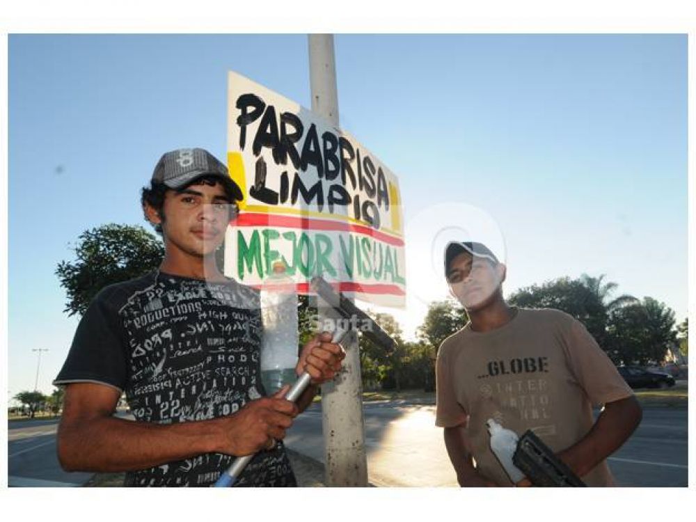 Los limpiavidrios suman clientes con una estrategia marketinera en la ciudad