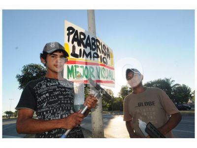 Los limpiavidrios suman clientes con una estrategia marketinera en la ciudad
