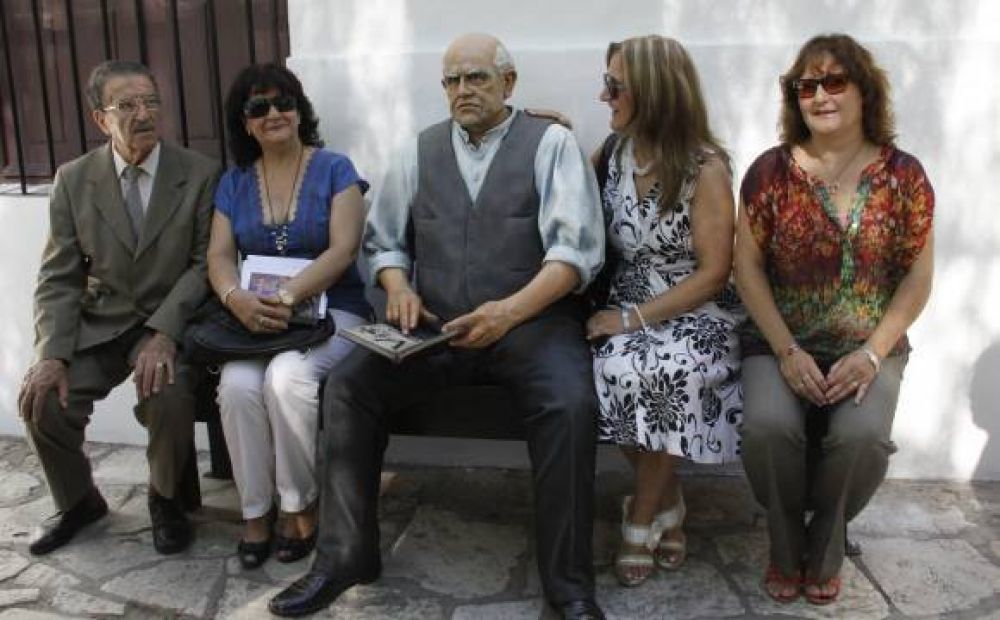 La gente form� fila por una foto junto a Sarmiento