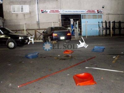 Barras del Mate golpearon a los jugadores y empleados del club