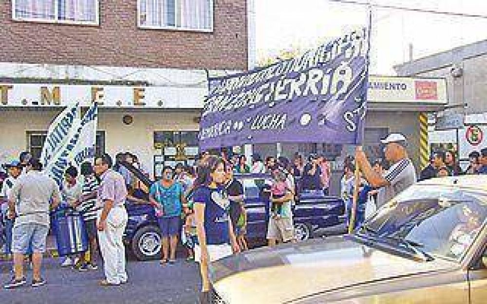 Sigue la tensi�n entre la Comuna y los gremios en Echeverr�a