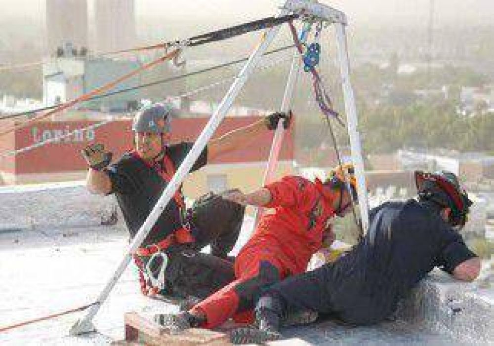 Bomberos realizaron un in�dito simulacro a�reo en pleno centro Bomberos realizaron un in�dito simulacro a�reo en pleno centro 
