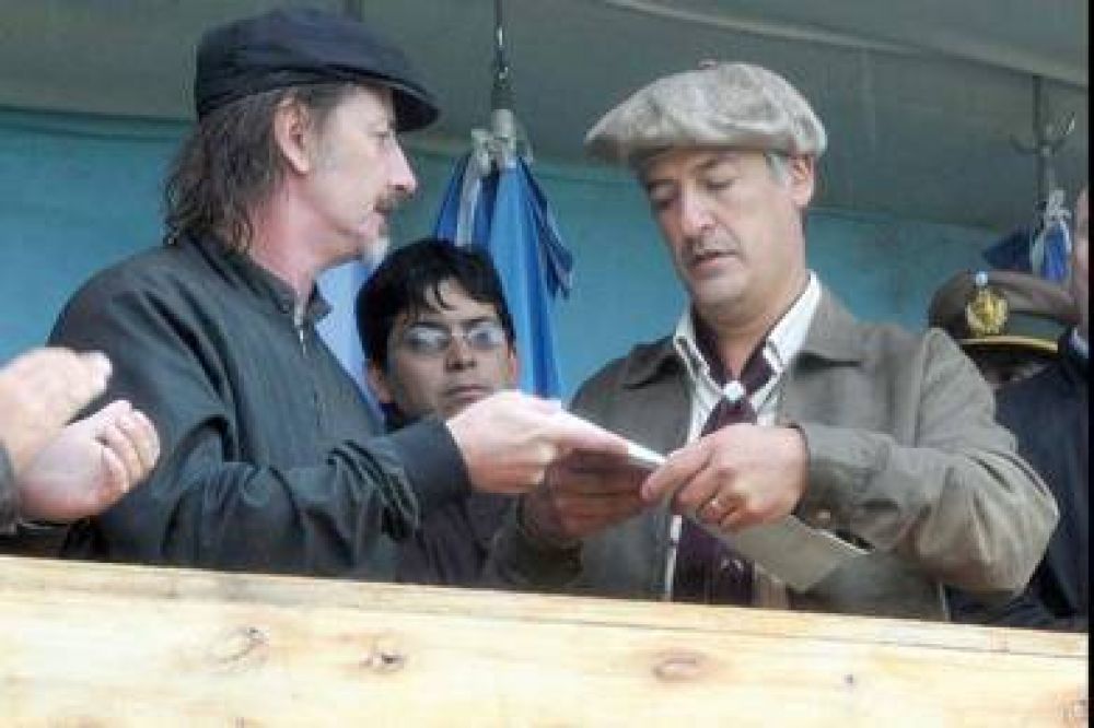 Provincia entreg� fondos para pavimentaci�n en Gobernador Costa