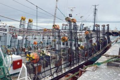Arrib� el primer buque potero y se reactiva la actividad en el puerto local