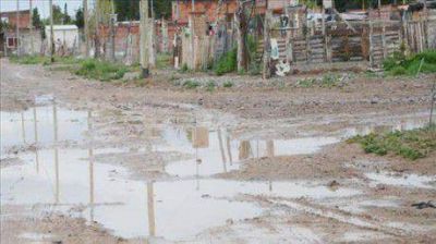 Casi un centenar de familias en Trelew asistidas por la lluvia