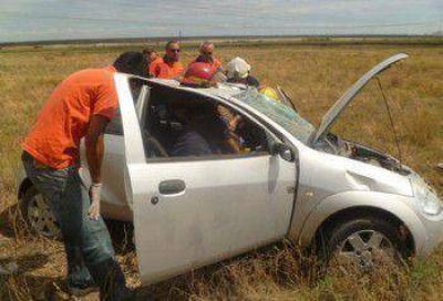 Volc� un auto cerca del relleno sanitario y dos personas fueron hospitalizadas