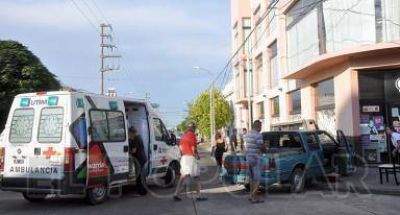Violento choque entre dos veh�culos concluye en la vidriera de un comercio