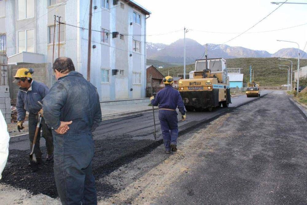 Contin�an los trabajos de pluviales, cord�n cuneta y movimiento de suelos
