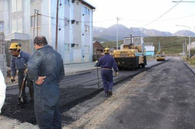 Contin�an los trabajos de pluviales, cord�n cuneta y movimiento de suelos