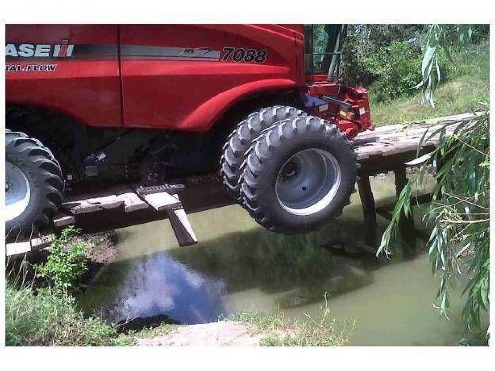 Un puente cedi� y una m�quina cosechadora qued� atrapada