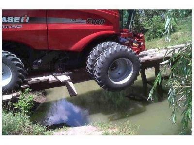 Un puente cedi� y una m�quina cosechadora qued� atrapada