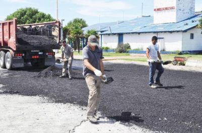 Comenz� el reasfaltado del estacionamiento