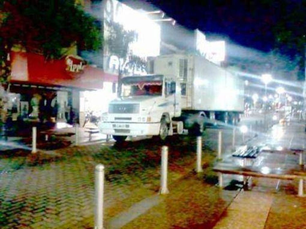 Analizan sancionar a Fr�vega por cortar calle