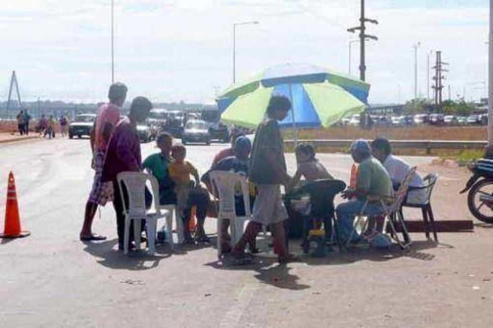 Piqueteros desoyen orden judicial y siguen cortando el puente 