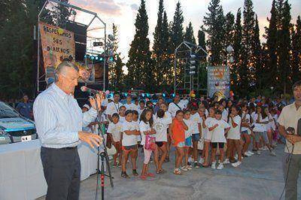 Gioja entreg� patrulleros y cerr� la colonia de vacaciones en 9 de Julio