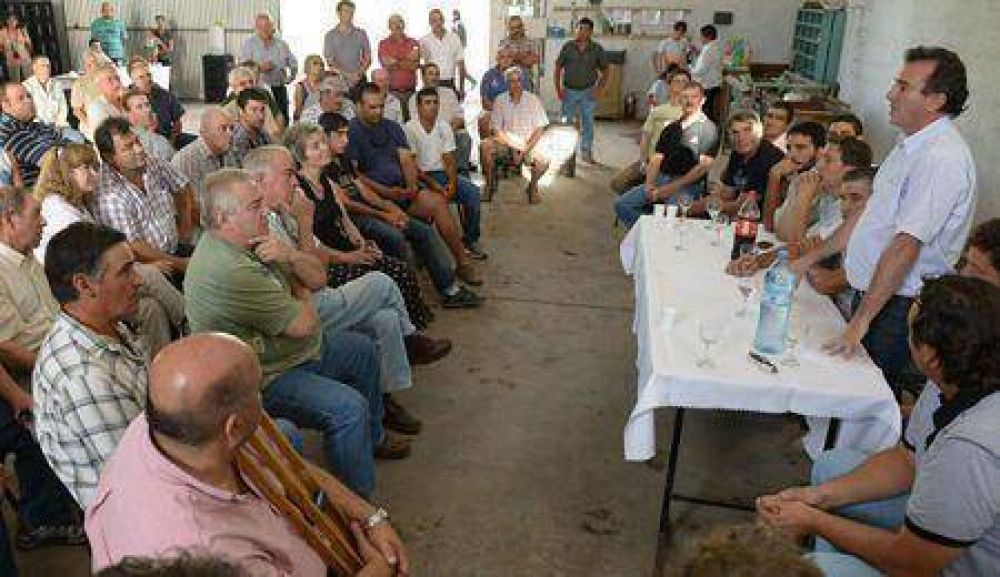 P�rez brind� apoyo a peque�os productores frut�colas sure�os