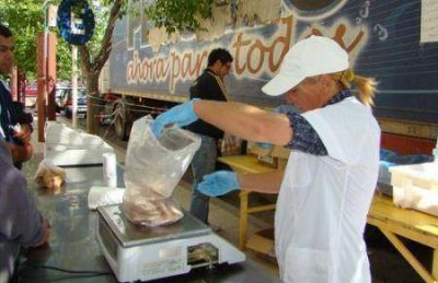 Llega a guaymall�n pescado y frutas para todos