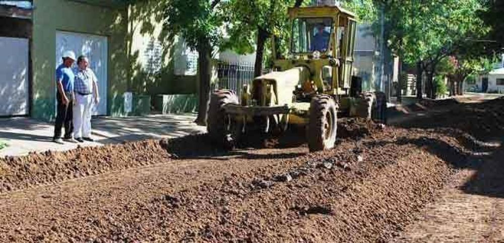 Personal municipal realiza obra de asfalto en el Barrio Don Bosco