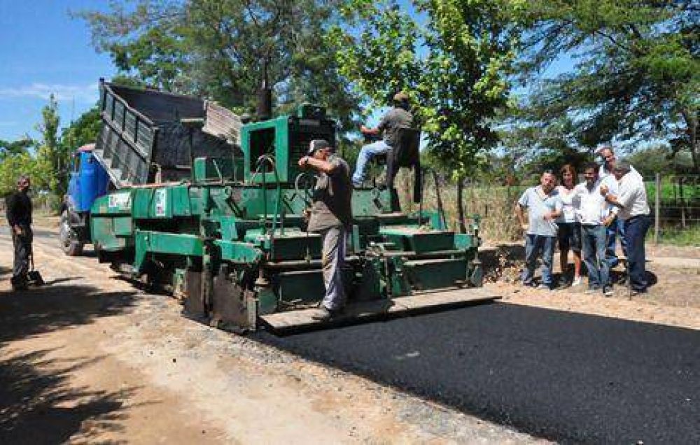 Avanza los trabajos de pavimentaci�n del acceso al Cementerio de Moquehu�. 