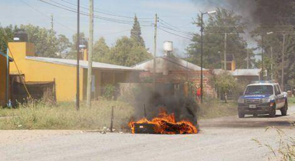 Usurpadores de viviendas sociales reclamaron que arreglen las calles y los ayuden 