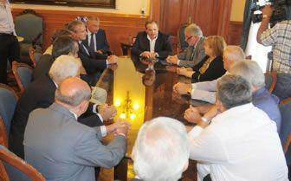 Alperovich se reuni� con la c�pula de la FET