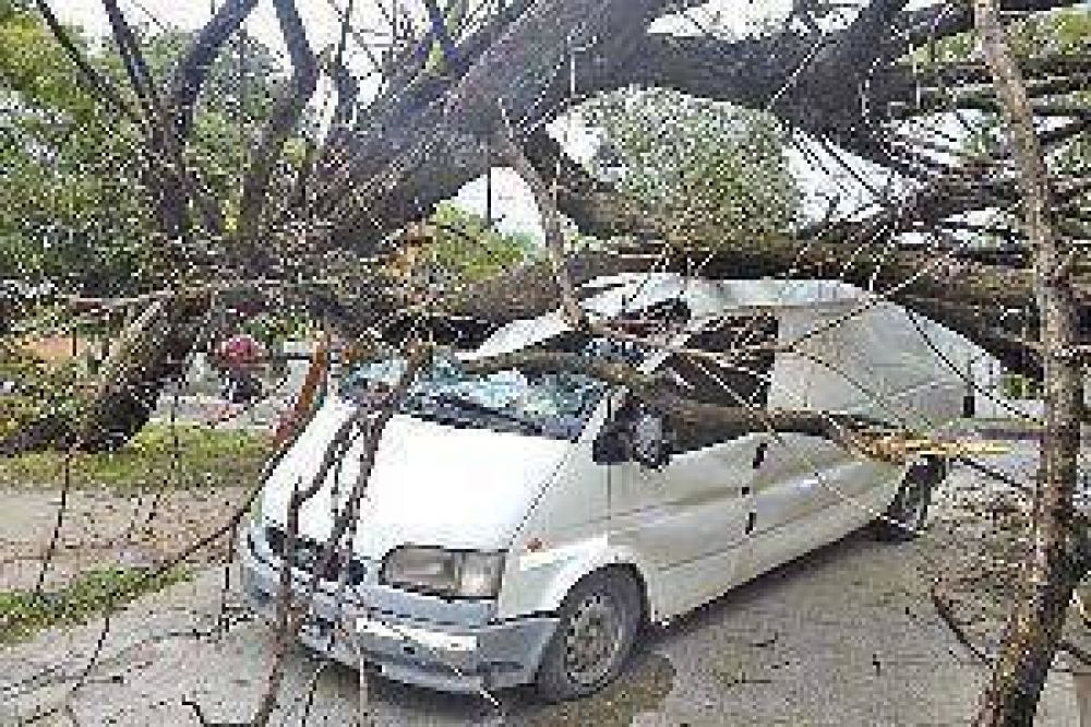 Fuerte temporal dej� cuantiosos da�os en Capital, Banda y Robles
