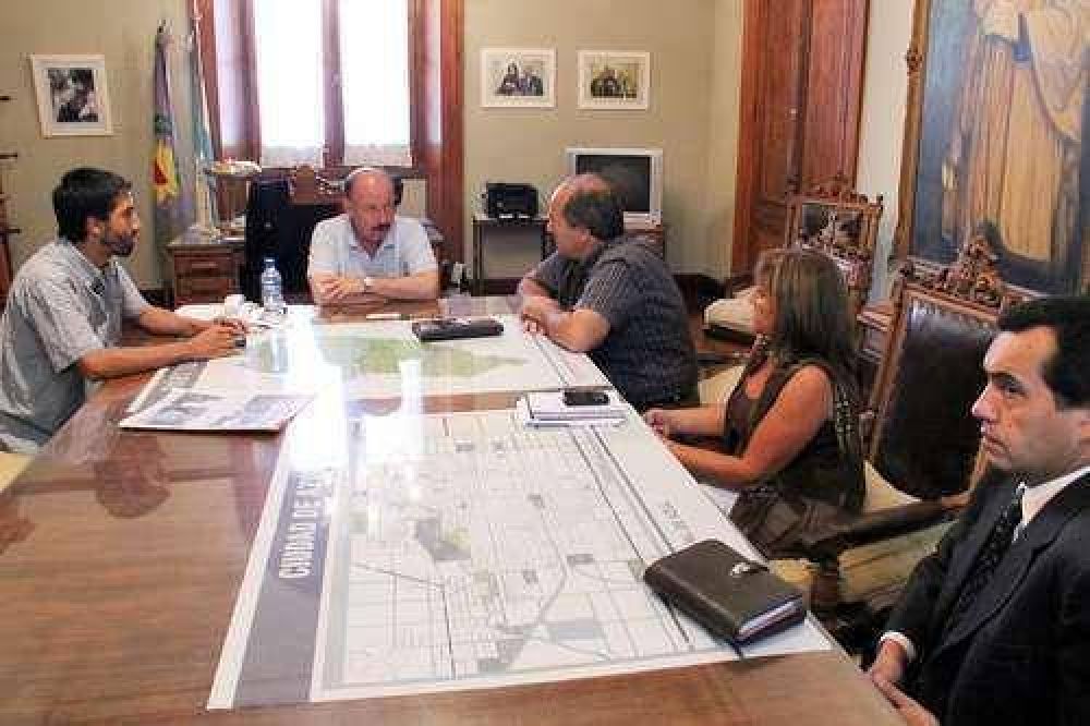 FUNCIONARIOS DE LA SUBSECRETAR�A DE ACCI�N COOPERATIVA ESTUVIERON EN AZUL