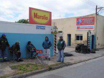 Moyano y Camioneros bloquean todos los locales de Maxiconsumo en el pa�s