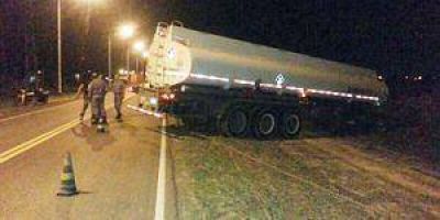 Tras accidente, un cami�n qued� atascado en la banquina