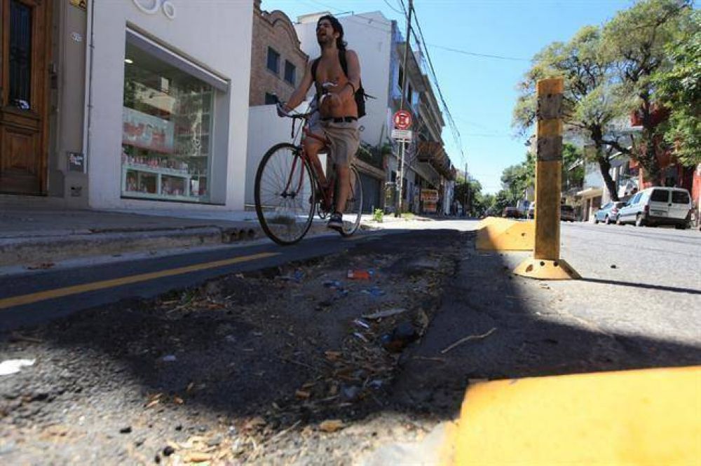 Ciclov�as: autos, baches y basura en la ruta del ciclista