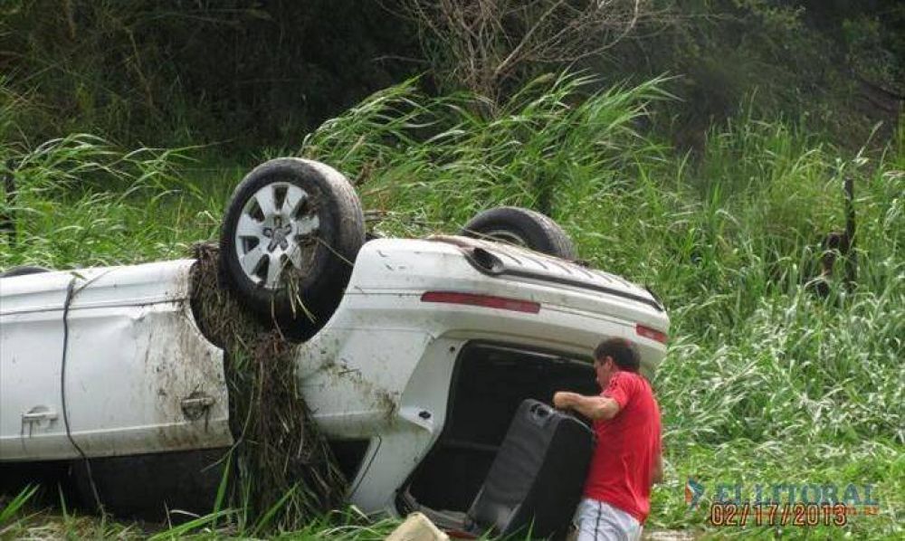 Espectacular despiste y vuelco de un autom�vil en la Ruta Nacional N�12