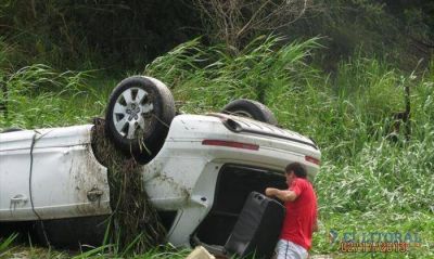 Espectacular despiste y vuelco de un autom�vil en la Ruta Nacional N�12