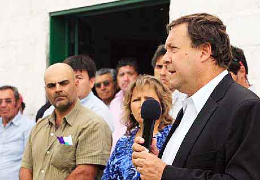 En Maquinchao, el gobernador prometi� �agua y red de caminos�