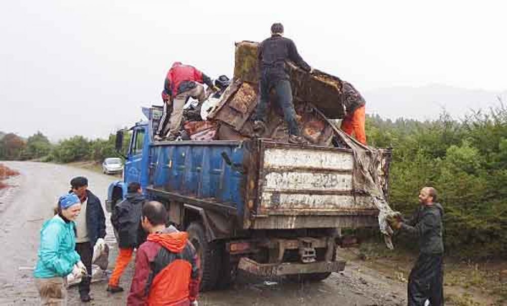 Se realiz� la limpieza del basurero camino a Colonia Suiza