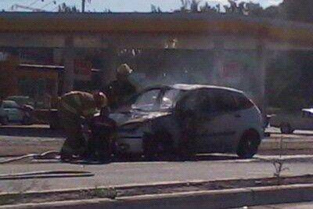 Se incendi� un auto en Carlos Pellegrini y Francia