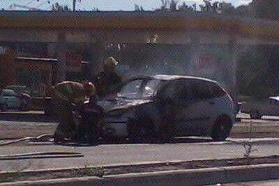 Se incendi� un auto en Carlos Pellegrini y Francia