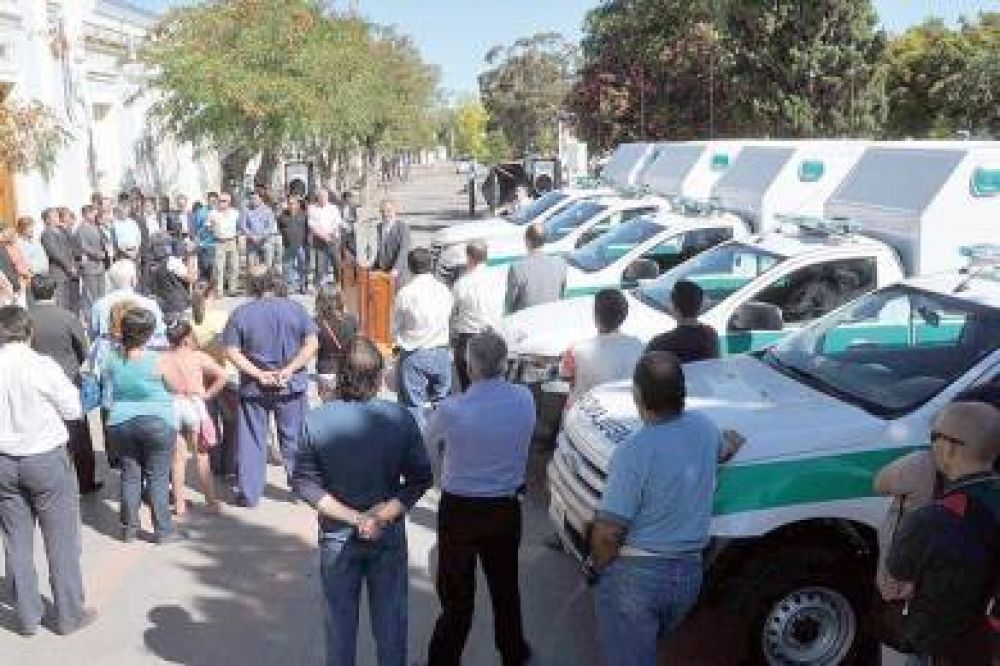 El gobierno del Chubut entreg� ambulancias