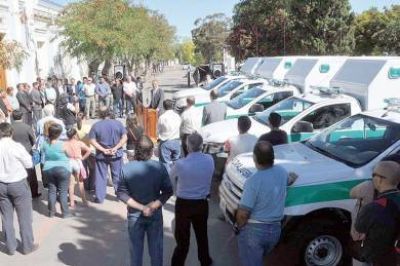 El gobierno del Chubut entreg� ambulancias