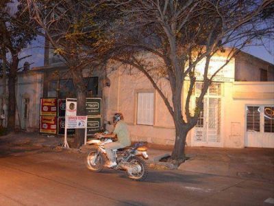 Dej� un malet�n con $160 mil en la camioneta y se lo robaron